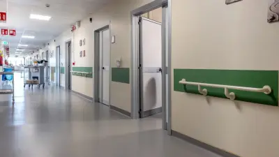 "Сейчас эпидсезон". В Минздраве объяснили, почему пациенты лежали в коридоре больницы Шымкента