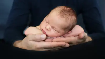 Декрет для отцов и одинаковые зарплаты сотрудникам на одной должности: закон направили на подпись президенту