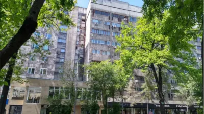Облицовка упала на кофейню в центре Алматы