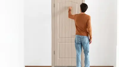 Сотрудники не ходят по квартирам и не спрашивают документы: в Минпросвете обратились к казахстанцам