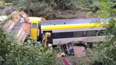 Несколько человек погибли при сходе поезда с рельсов в Германии