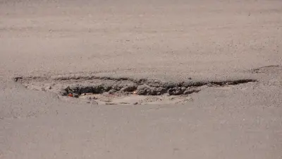 Авто провалилось в неогороженную яму: сотрудника акимата оштрафовали в Жезказгане 