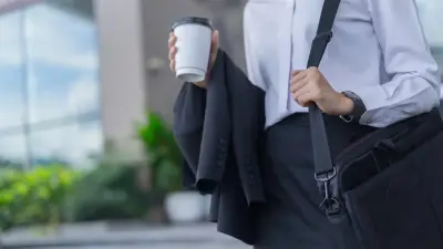 Госслужащим в Казахстане будут повышать зарплаты как минимум раз в три года: сенат одобрил закон