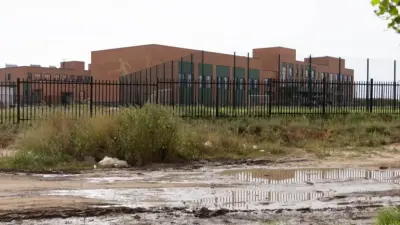 Почему к красивым "комфортным" школам дети идут по колдобинам и грязи – ответ оператора нацпроекта