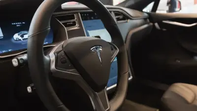 Проезжают на красный: серию аварий с участием Tesla с автопилотом расследуют в США