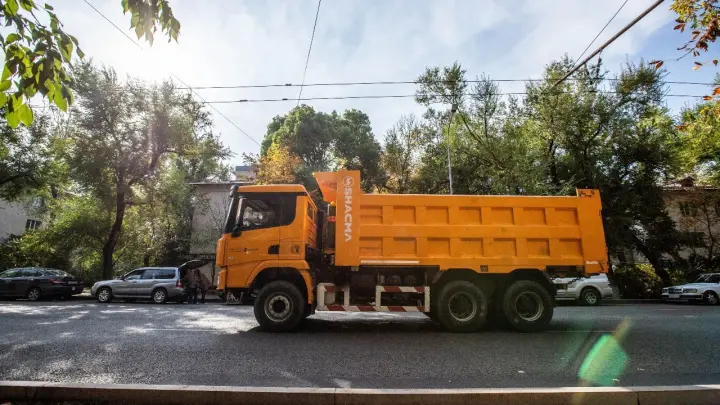 Водителя грузовика наказали за перевёрнутый госномер в Астане