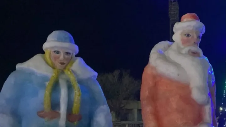 Фигуры Деда Мороза и Снегурочки демонтируют в Степногорске из-за критики горожан