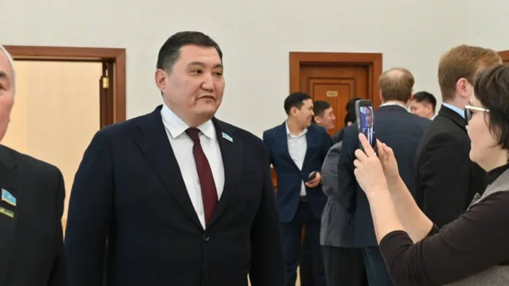 Депутат Базарбек признался, что ему не хватает на жизнь зарплаты в 900 тысяч тенге