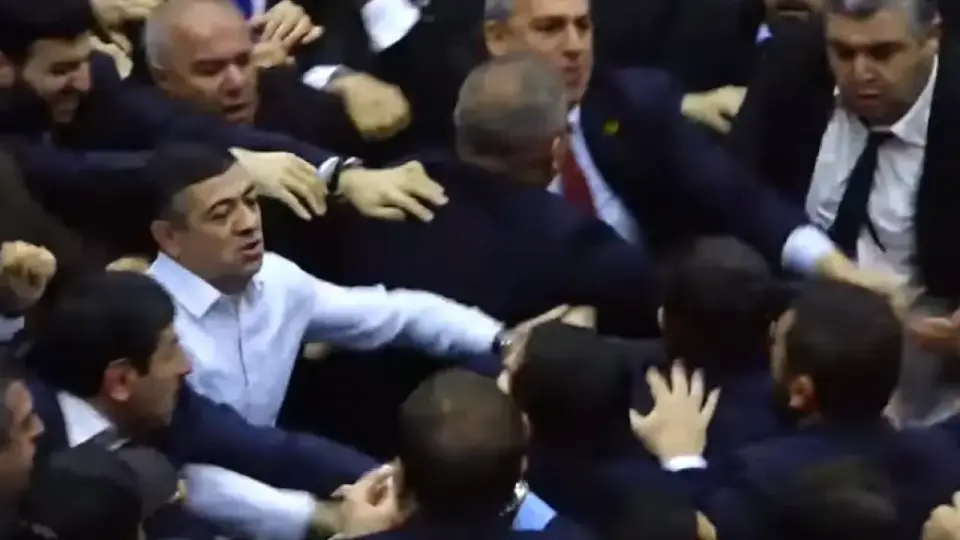 Депутаты парламента Армении второй раз за месяц устроили драку / Кадр видео