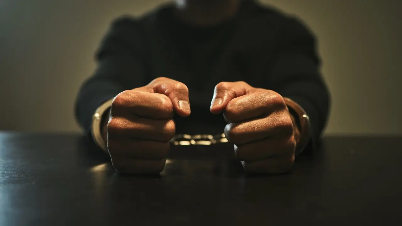 Осуждённому за пытки полицейскому в Алматы увеличили срок лишения свободы