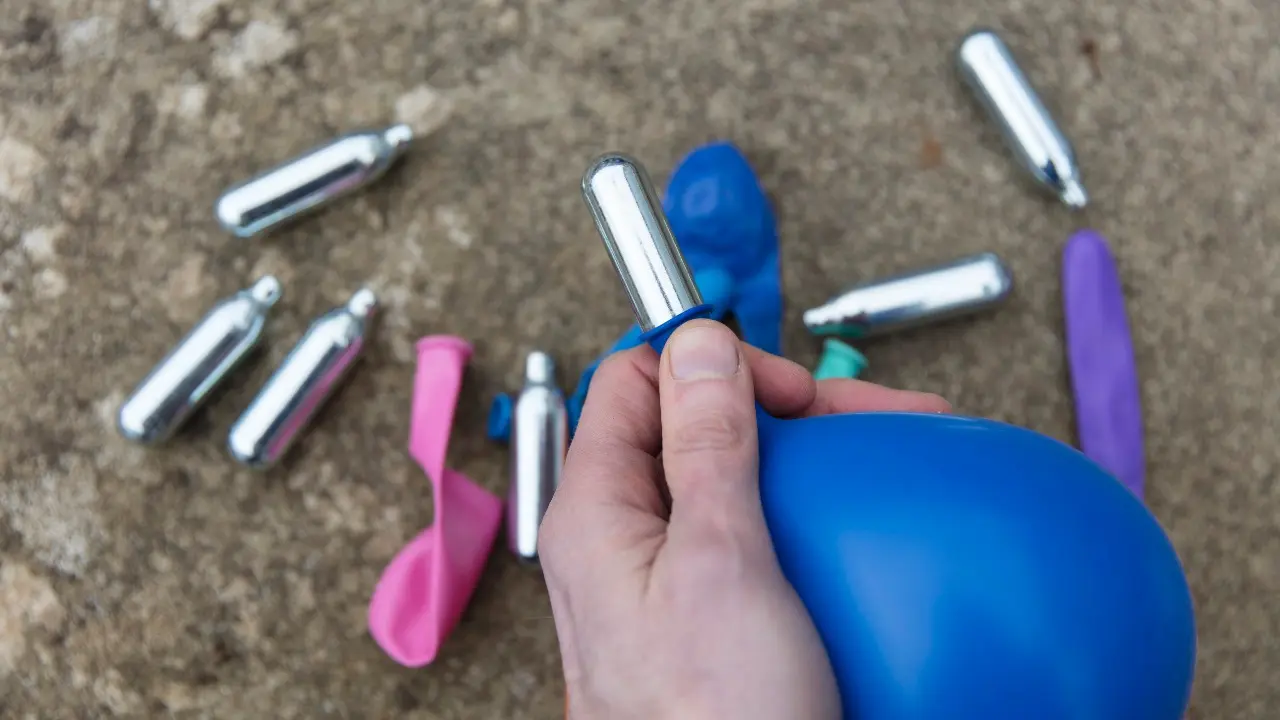 Работу клуба, продающего "веселящий газ", приостановили в Астане