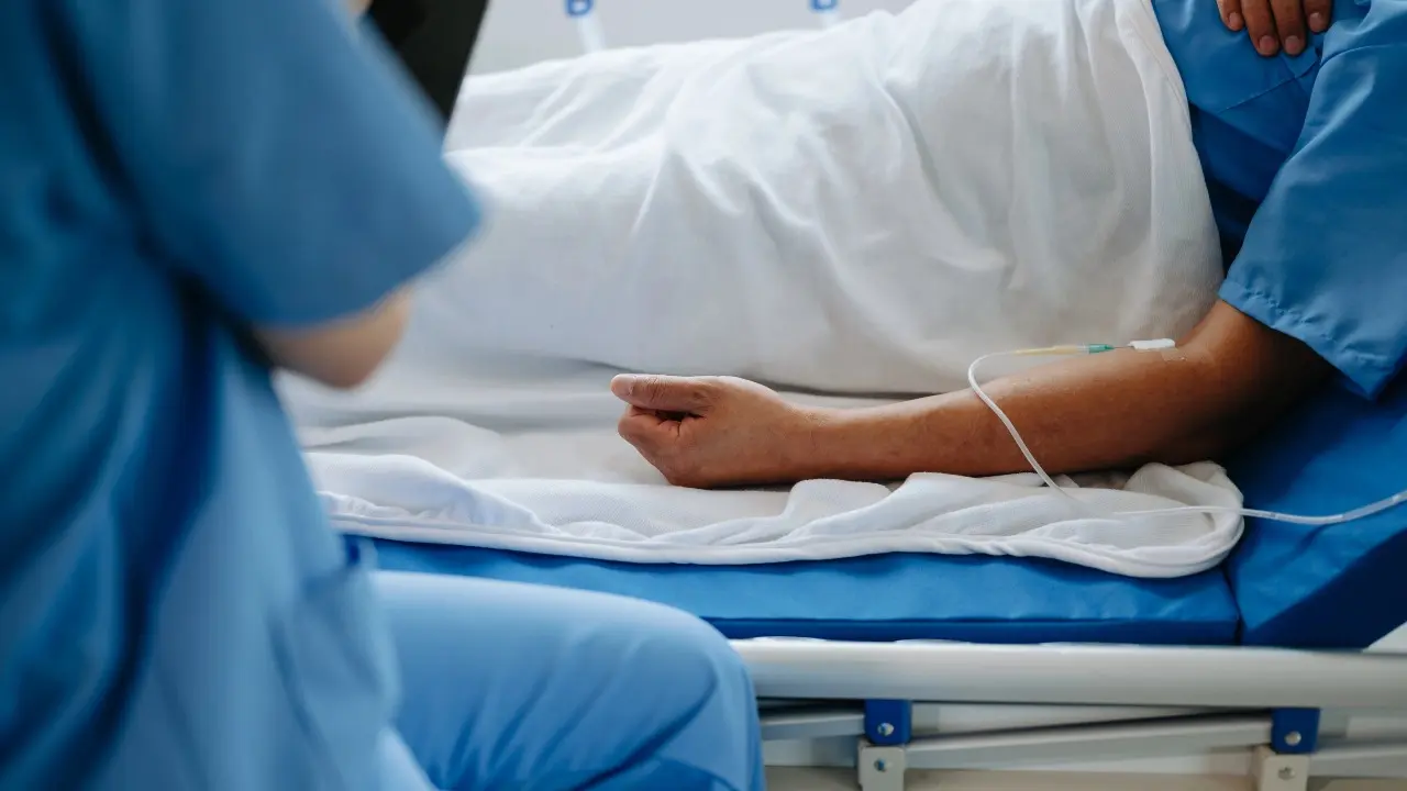 Мужчина получил химический ожог после глотка "компота" в Алматы