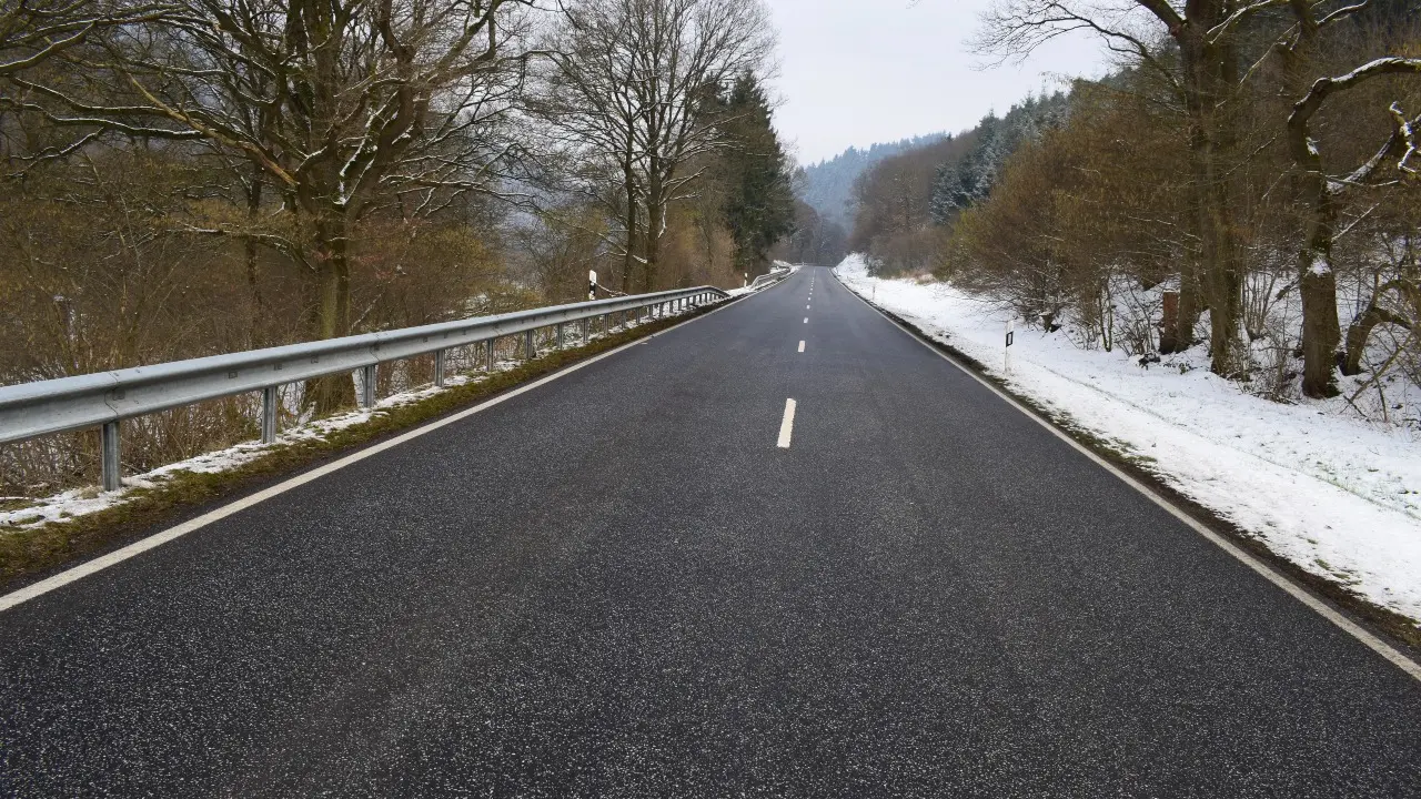 Дождь со снегом и гололёд: водителей 13 регионов Казахстана предупредили о непогоде на трассах