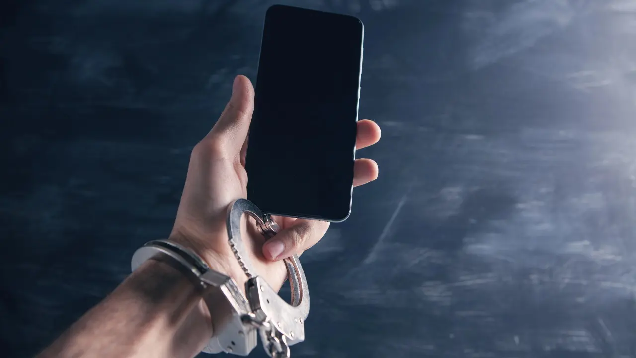 Смартфоны для осуждённых из колоний-поселений: МВД объяснило, зачем это нужно