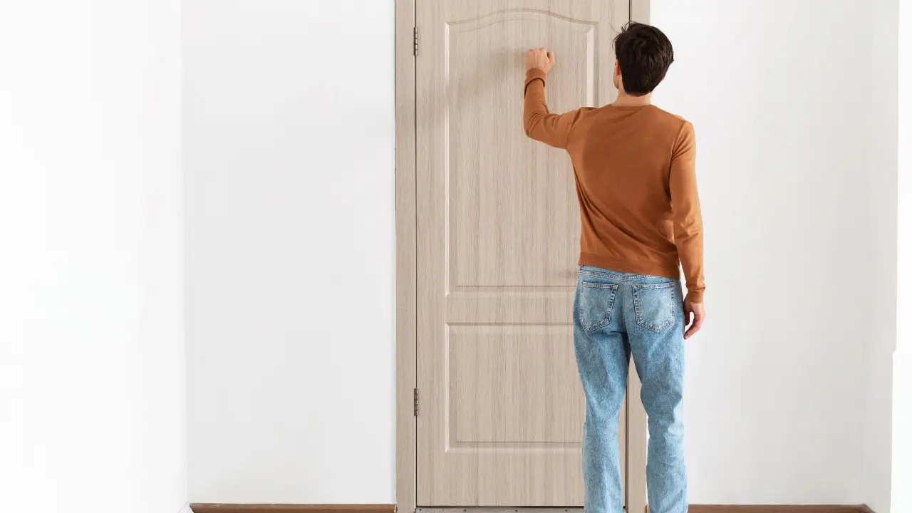 Сотрудники не ходят по квартирам и не спрашивают документы: в Минпросвете обратились к казахстанцам