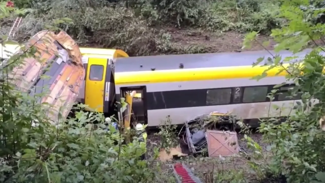 Перевернувшийся поезд/ Кадр с видео