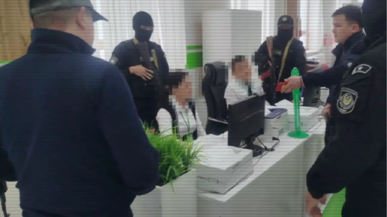 Изъяли оружие и паспорта: канал незаконной миграции пресекли в Шымкенте