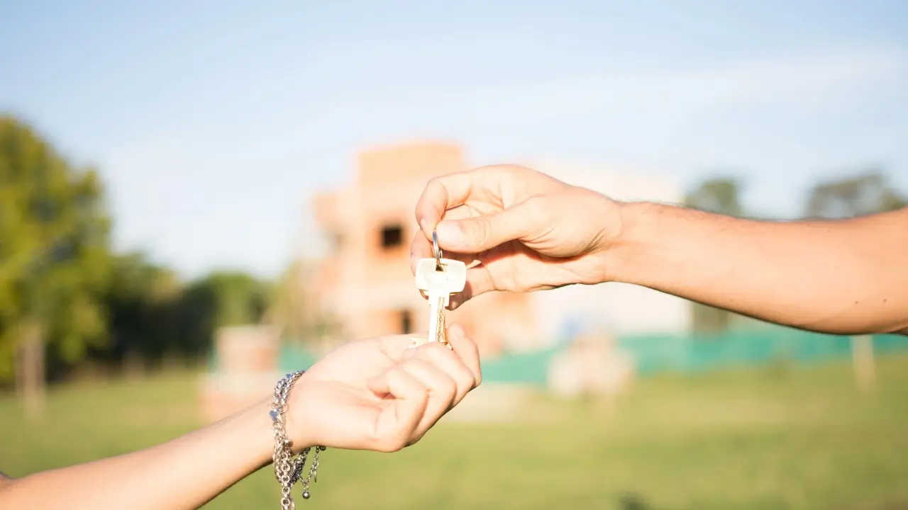 Улучшить систему выдачи жилья детям-сиротам в Казахстане призвал сенатор