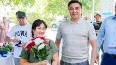 Аким Шымкента вручил ключи новосёлам в рамках модернизации района Зелёная балка