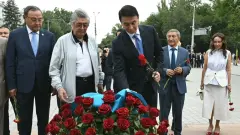 В Алматы прошла церемония возложения цветов к памятнику Абаю