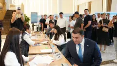 Аким Туркестанской области был вынужден встать в очередь, чтобы проголосовать на выборах в Курултай