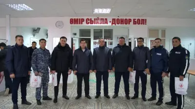 "Подари жизнь – стань донором": в Атырау полицейские сдали кровь для пострадавших в ДТП