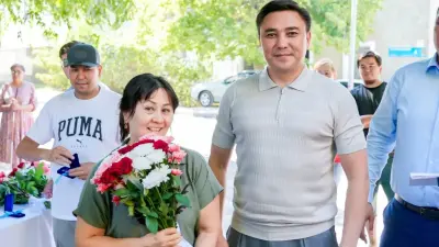 Аким Шымкента вручил ключи новосёлам в рамках модернизации района Зелёная балка