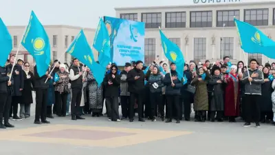 БҚО әкімі Нариман Төреғалиев мемлекеттік Ту көтеру рәсіміне қатысты