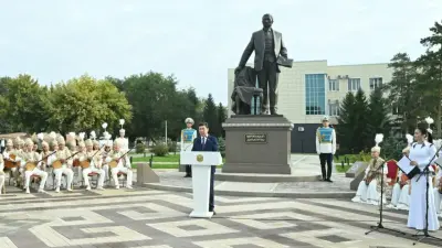 Спикер мажилиса зачитал приветствие президента на открытии памятника к 140-летию Мыржакыпа Дулатова