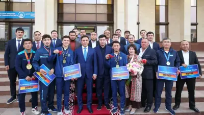 Встреча акима Шымкента с чемпионами мира и Азии