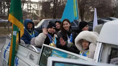 Референдум в Конаеве: на участки для голосования жители приехали на ретроавтомобилях