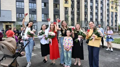 Аким Алматы Дархан Сатыбалды вручил ключи от квартир новосёлам