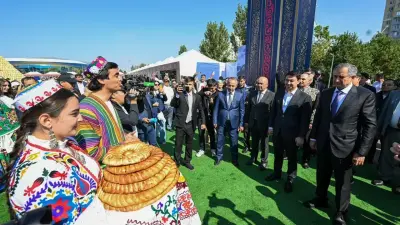 В честь Дня города аким Алматы Дархан Сатыбалды посетил сельхозярмарку фермеров из Таджикистана