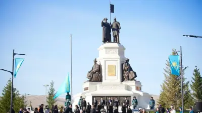 В Усть-Каменогорске состоялась церемония поднятия Государственного флага в честь Дня Республики