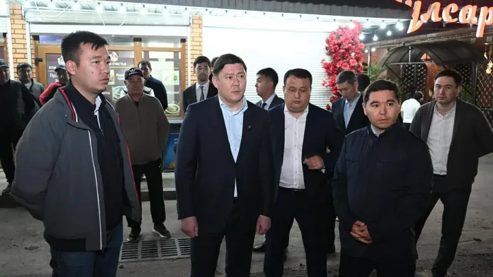 Заместитель акима Алматы Алмасхан Сматлаев проверил проблемные участки после ливня