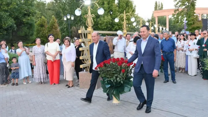 Шымкенттегі "Шәмші әлемі" гүлзары әсем әнге бөленді