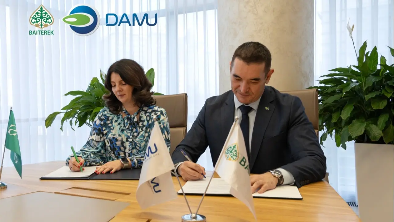 Заместитель председателя правления Halyk bank Ольга Вурос и заместитель председателя правления Фонда "Даму" Арсен Мустафин / Фото: Фонд "Даму"