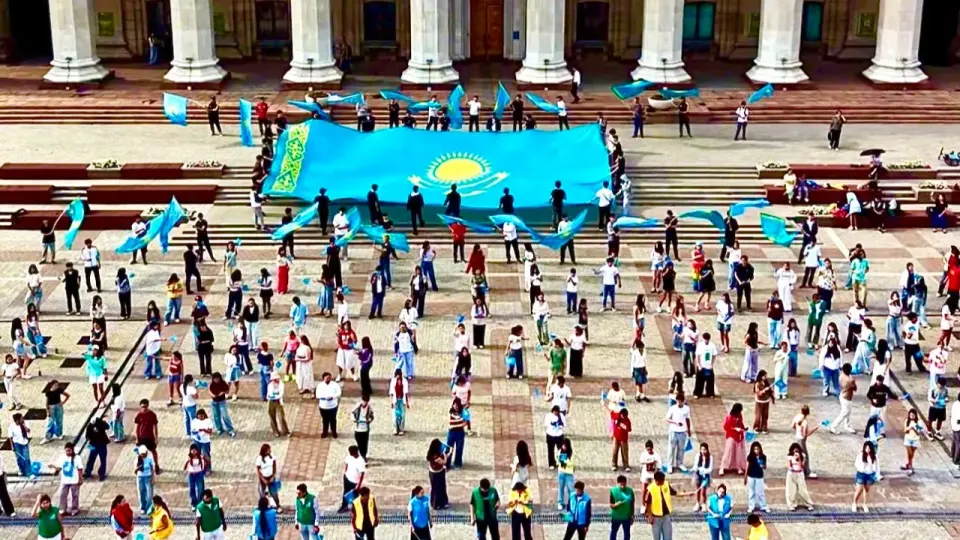 Новая Конституция – новая эпоха: молодёжь Алматы посвятила историческому дню масштабные патриотические акции