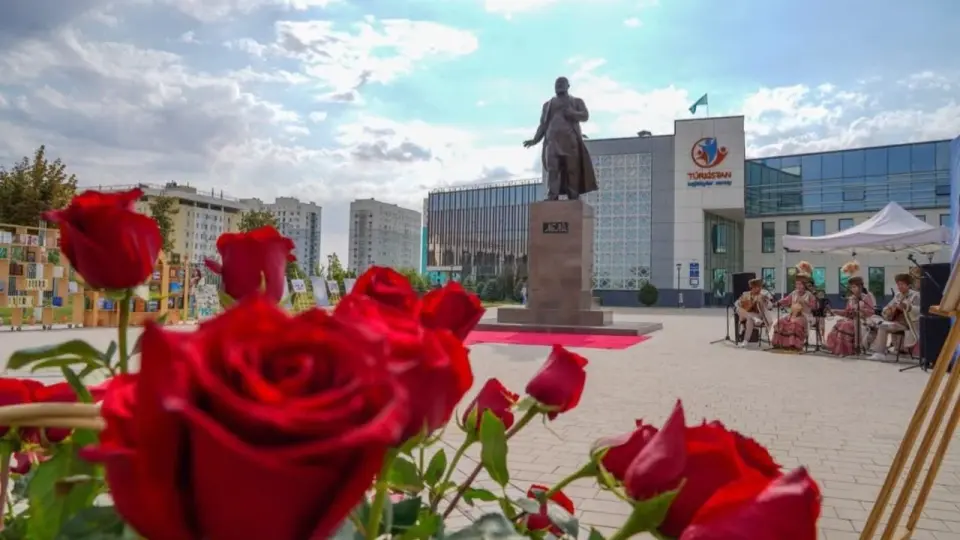 В Туркестане почтили наследие Абая и подарили молодёжи роман "Путь Абая"