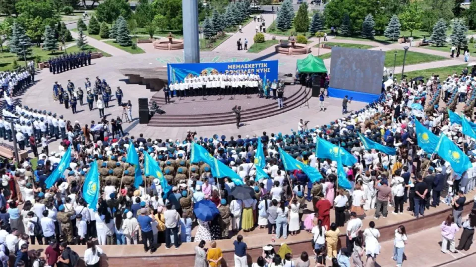 В Жетісу одновременно подняли флаги на 35 новых флагштоках в 35 населённых пунктах