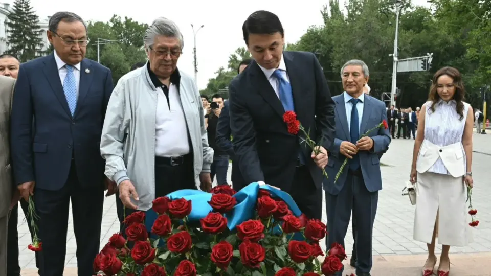В Алматы прошла церемония возложения цветов к памятнику Абаю