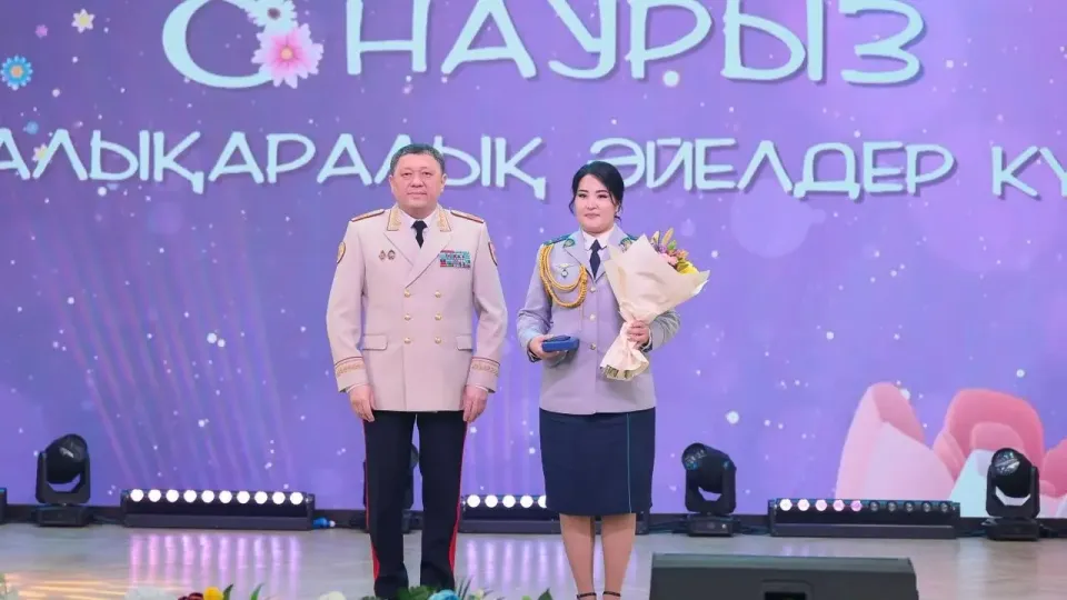 Президент страны наградил полицейскую из ВКО за спасение семьи