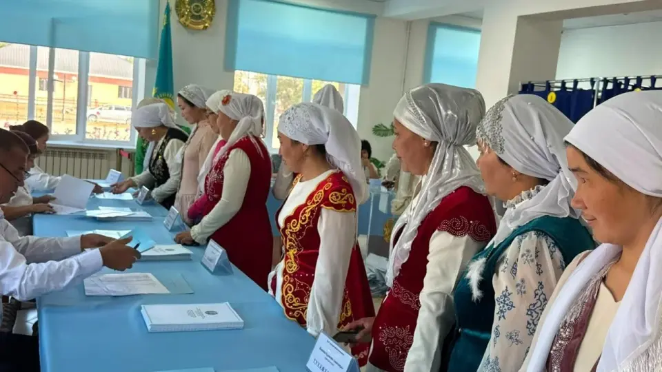 Группа келин проголосовала на избирательном участке №147