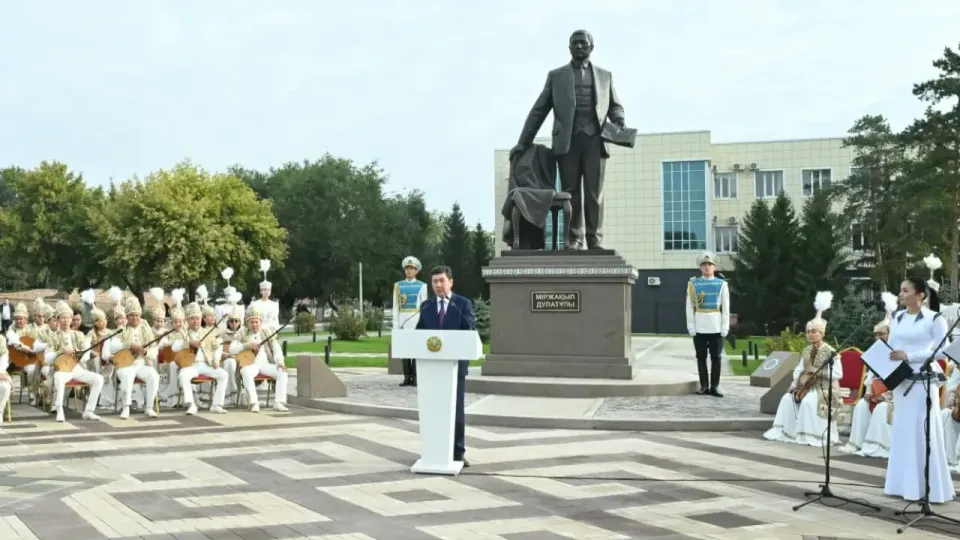 Спикер мажилиса зачитал приветствие президента на открытии памятника к 140-летию Мыржакыпа Дулатова