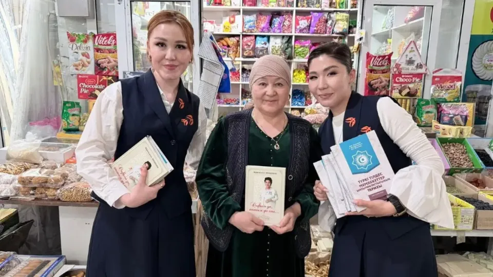 В честь Национального дня книги в Туркестане бесплатно раздали 120 книг