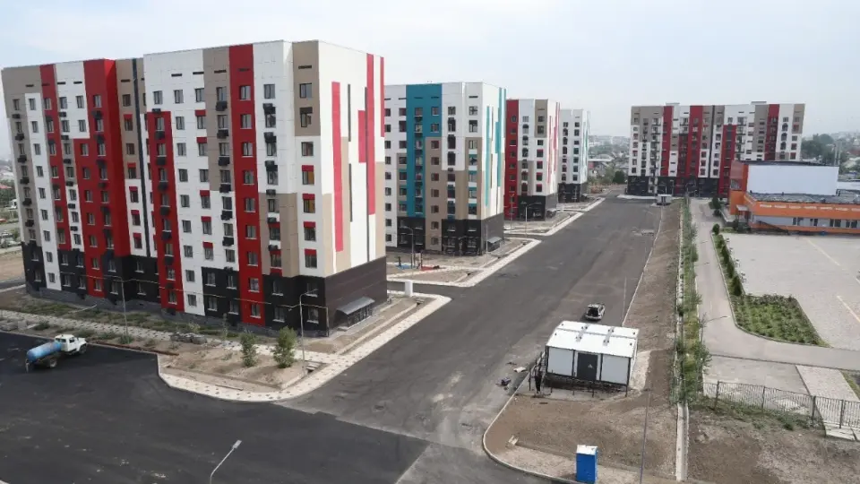 В Калкамане-2 завершили строительство 594 квартир: аким Наурызбайского района Алматы показала журналистам новый жилой комплекс