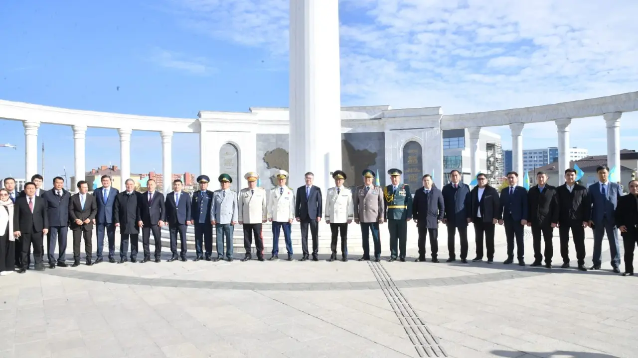 Атырауда Республика күніне орай Мемлекеттік Ту көтеру рәсіміне 600-ден аса тұрғын қатысты