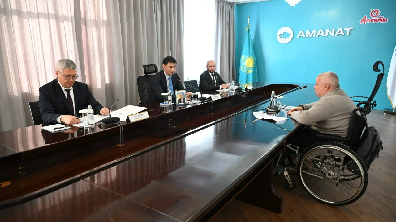 Аким Алматы провёл приём граждан на площадке партии Amanat