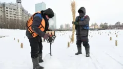 Зачем на реке Есиль бурят лунки и устанавливают в них камыш