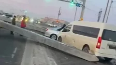 Бетонные опоры выпали из грузовика на дорогу в Атырауской области: повреждены три авто
